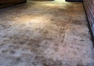 A dirty floor in the middle of a room.